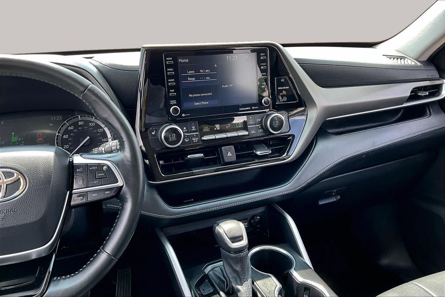 Used 2021 Toyota Highlander XLE AWD/4WD image 7