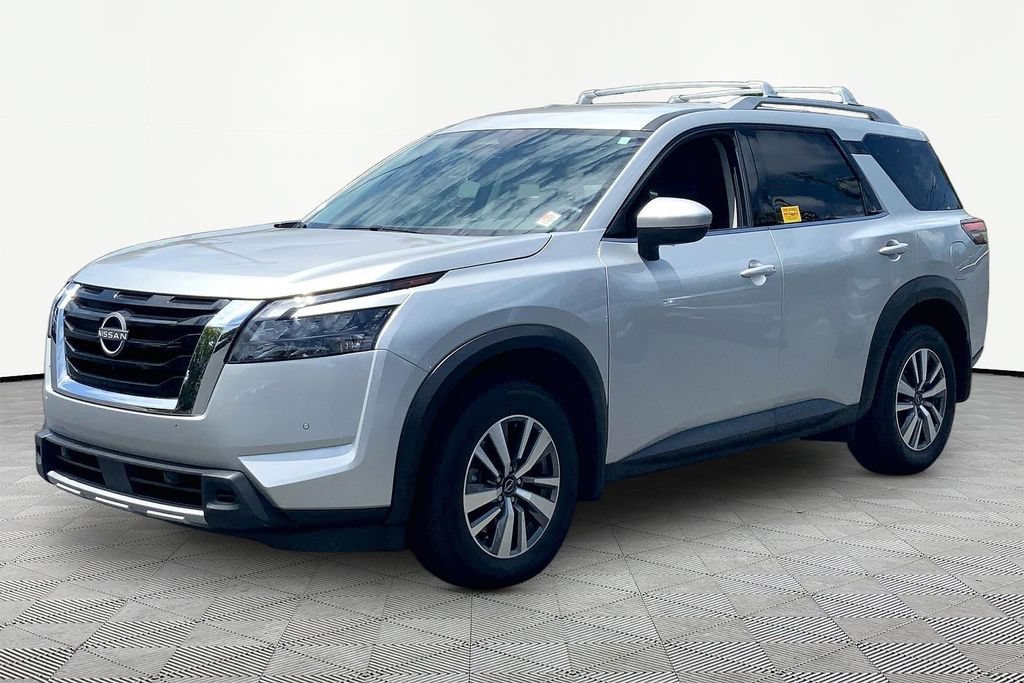 Used 2025 Nissan Pathfinder SL FWD image 3