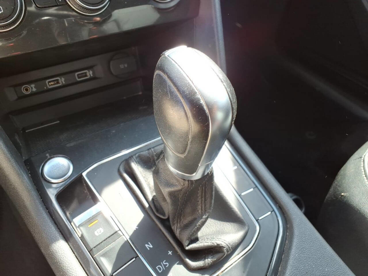 Used 2018 Volkswagen Tiguan SE w/ Panoramic Sunroof Package FWD image 24