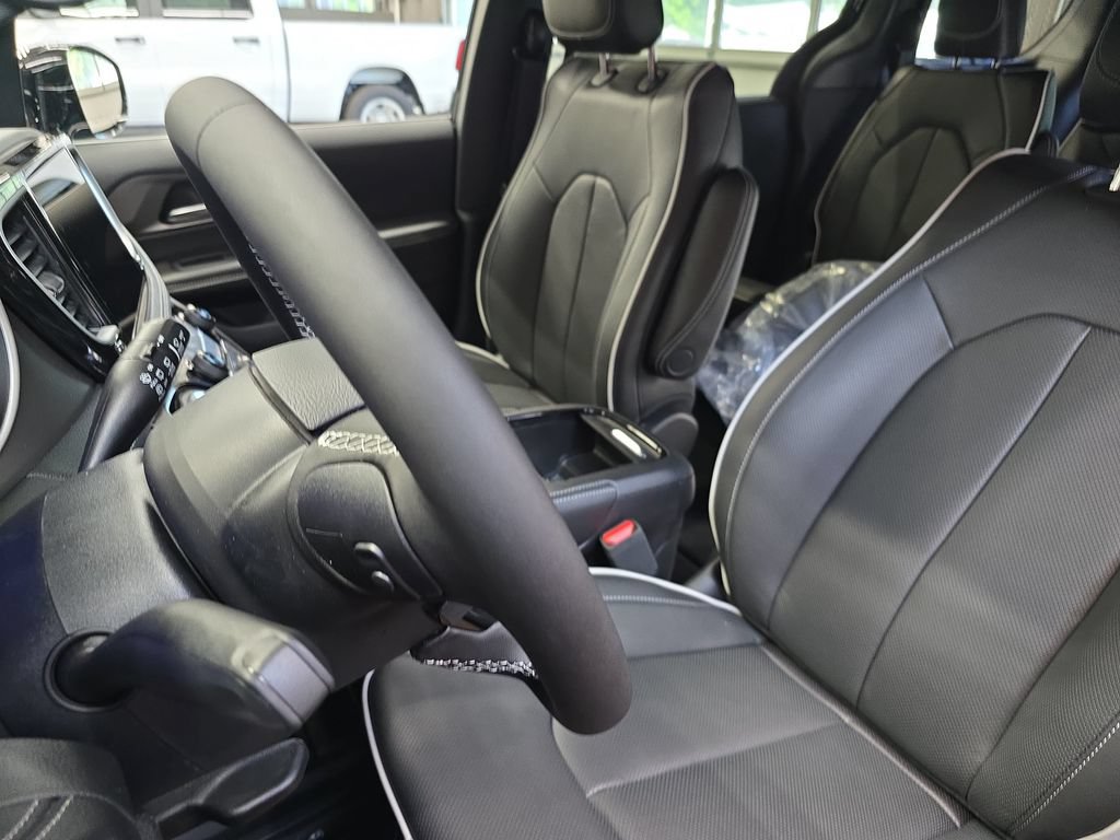 New 2027 Chrysler Pacifica Limited FWD image 15