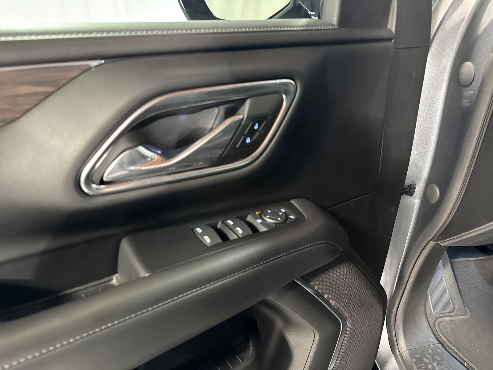 Used 2021 Chevrolet Suburban LS AWD/4WD image 16