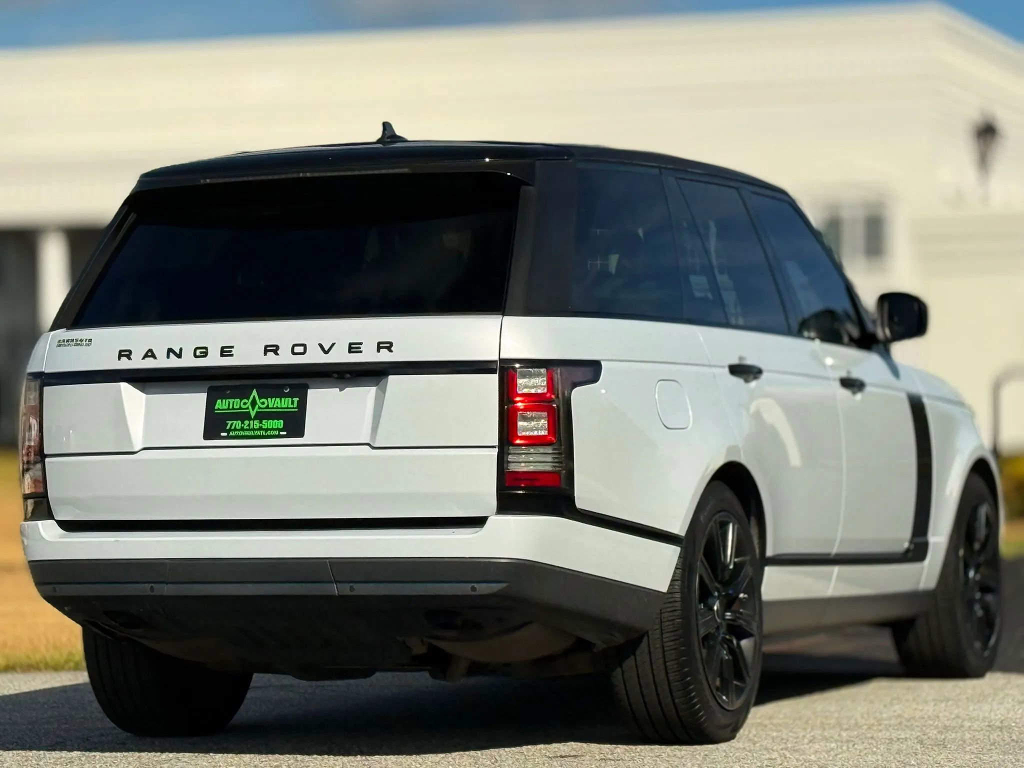 Used 2016 Land Rover Range Rover HSE image 11