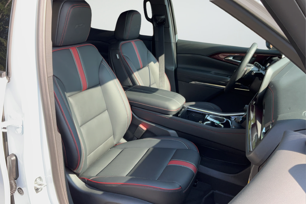 New 2027 Chevrolet Traverse RS w/ LPO, Floor Liner Package FWD image 16