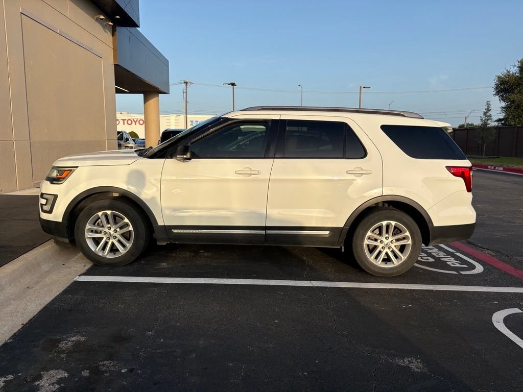 Used 2017 Ford Explorer XLT w/ Equipment Group 202A FWD image 3