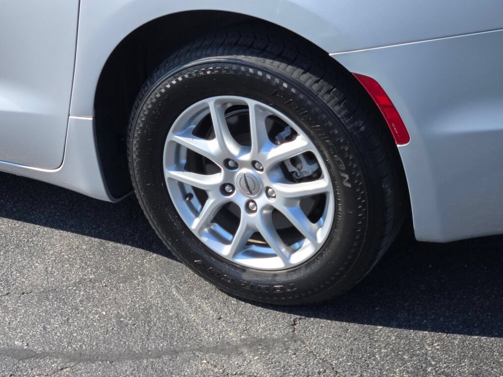 Used 2023 Chrysler Pacifica Touring-L FWD image 21
