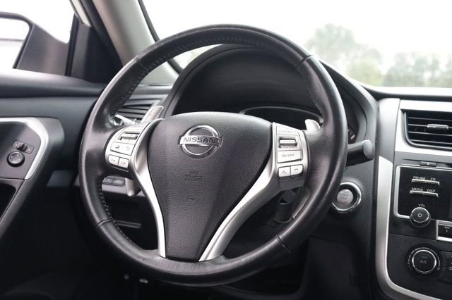 Used 2017 Nissan Altima 2.5 SR w/ Interior Lighting Package image 6