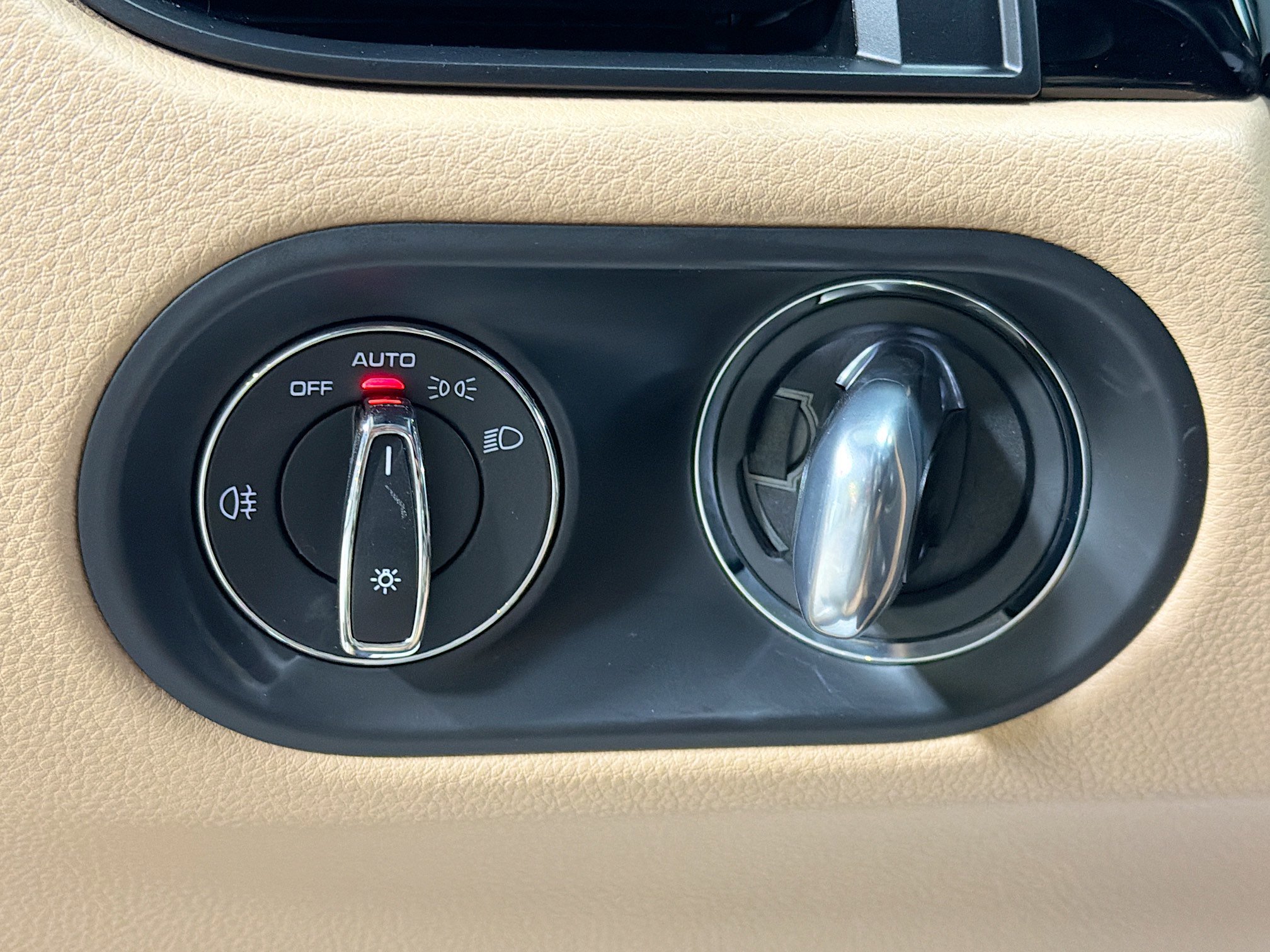 Certified 2025 Porsche Macan image 34