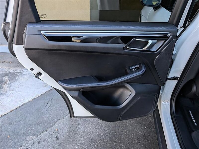 Used 2023 Porsche Macan Turbo AWD/4WD image 25