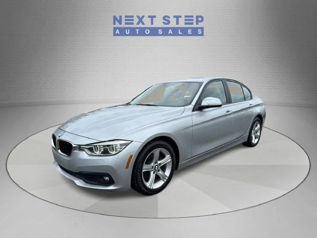 Used 2018 BMW 320i xDrive Sedan AWD/4WD image 3