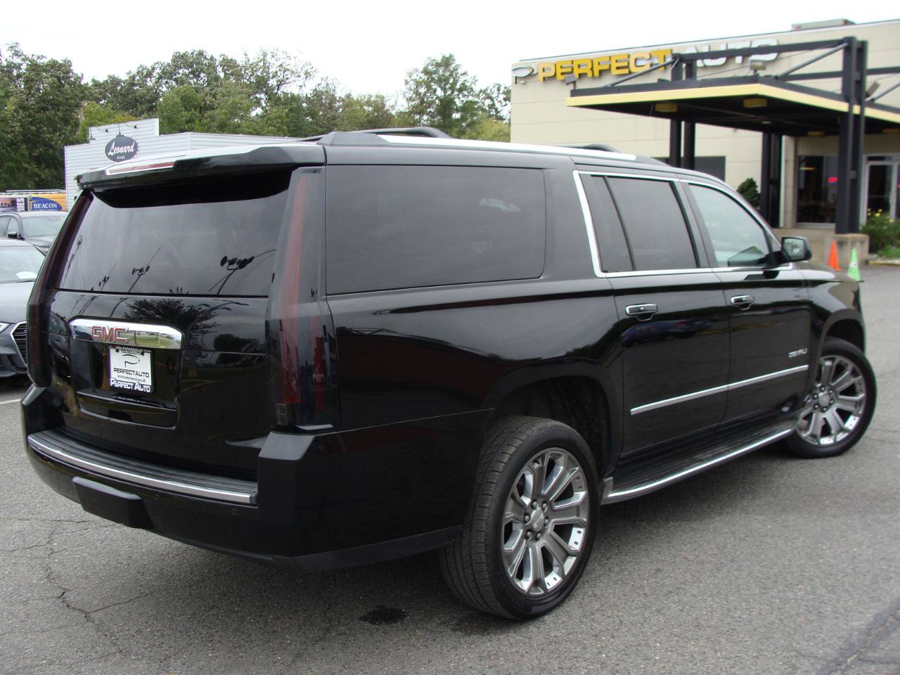 Used 2015 GMC Yukon XL Denali w/ Touring Package AWD/4WD image 6