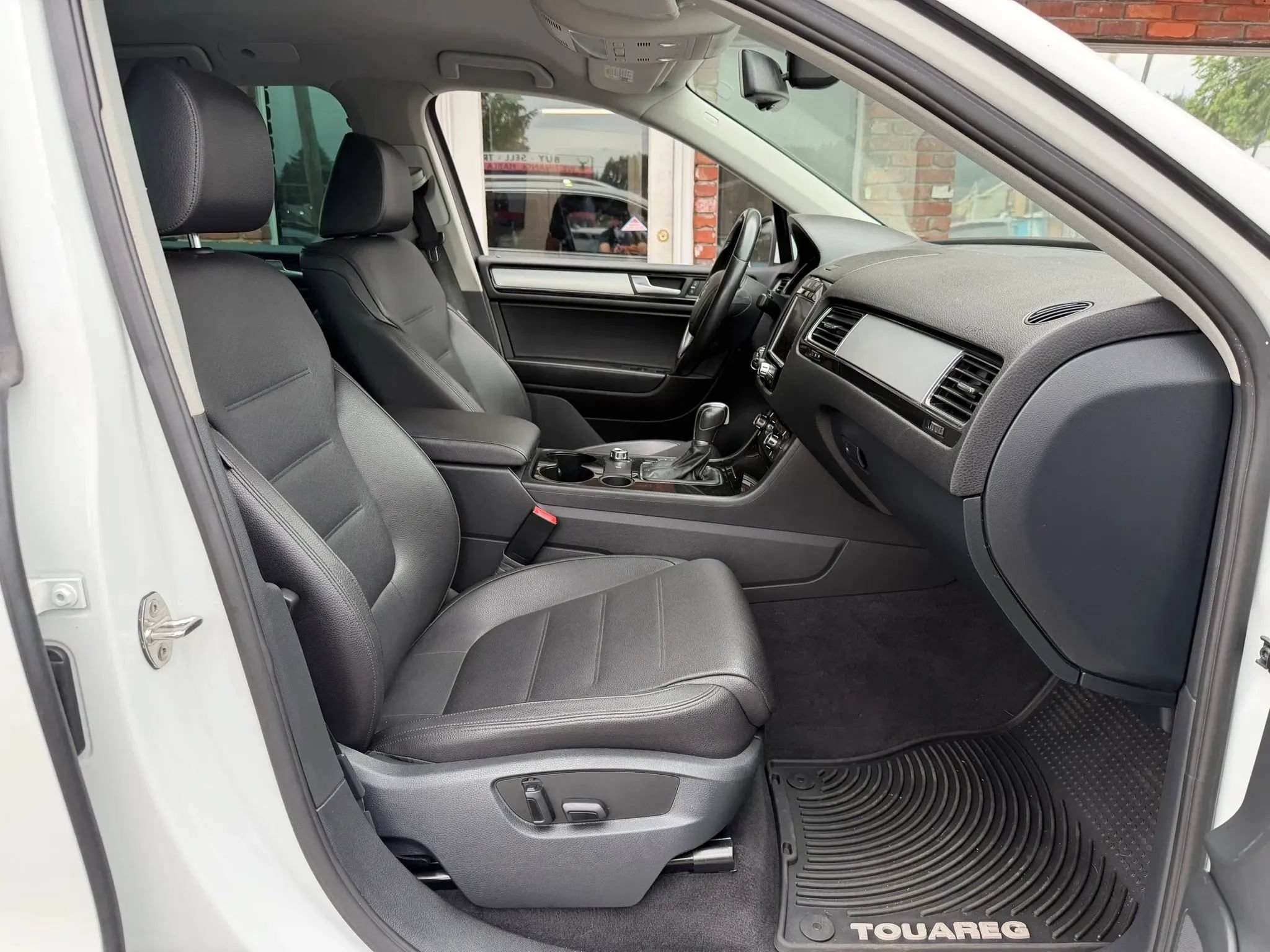 Used 2013 Volkswagen Touareg Sport AWD/4WD image 21