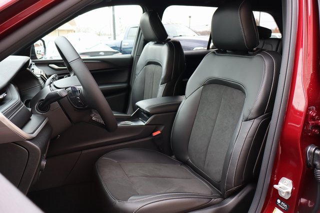 New 2025 Jeep Grand Cherokee Altitude image 10