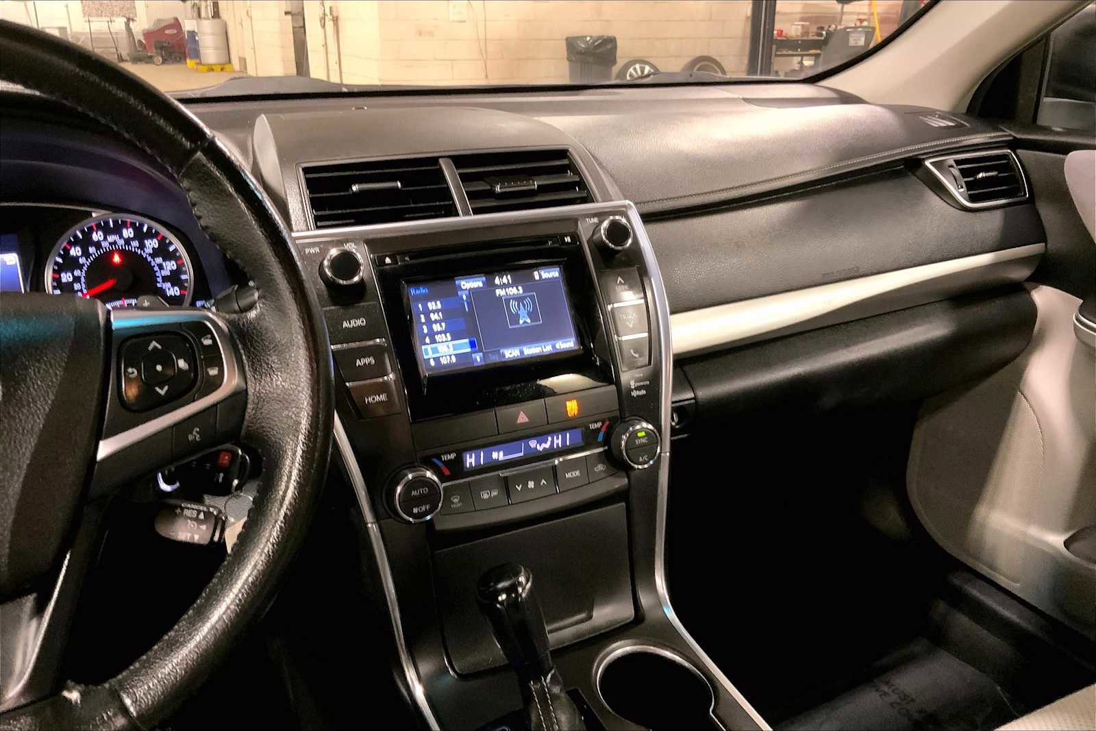 Used 2015 Toyota Camry XSE image 10