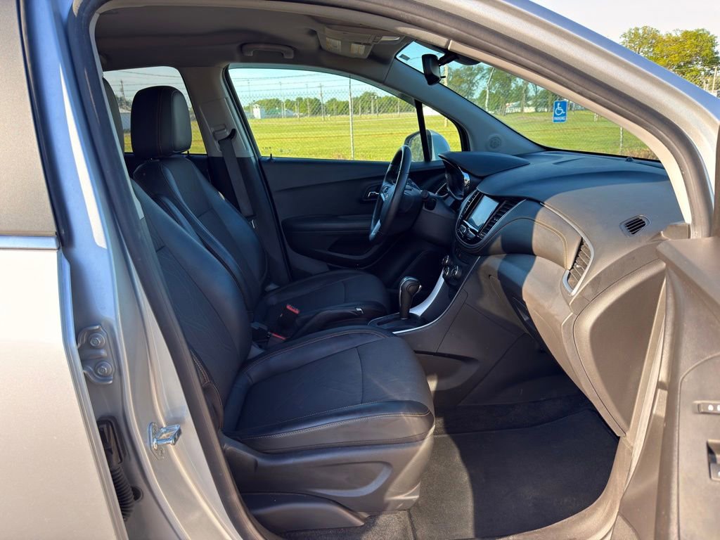 Used 2020 Chevrolet Trax LT w/ LT Convenience Package AWD/4WD image 34