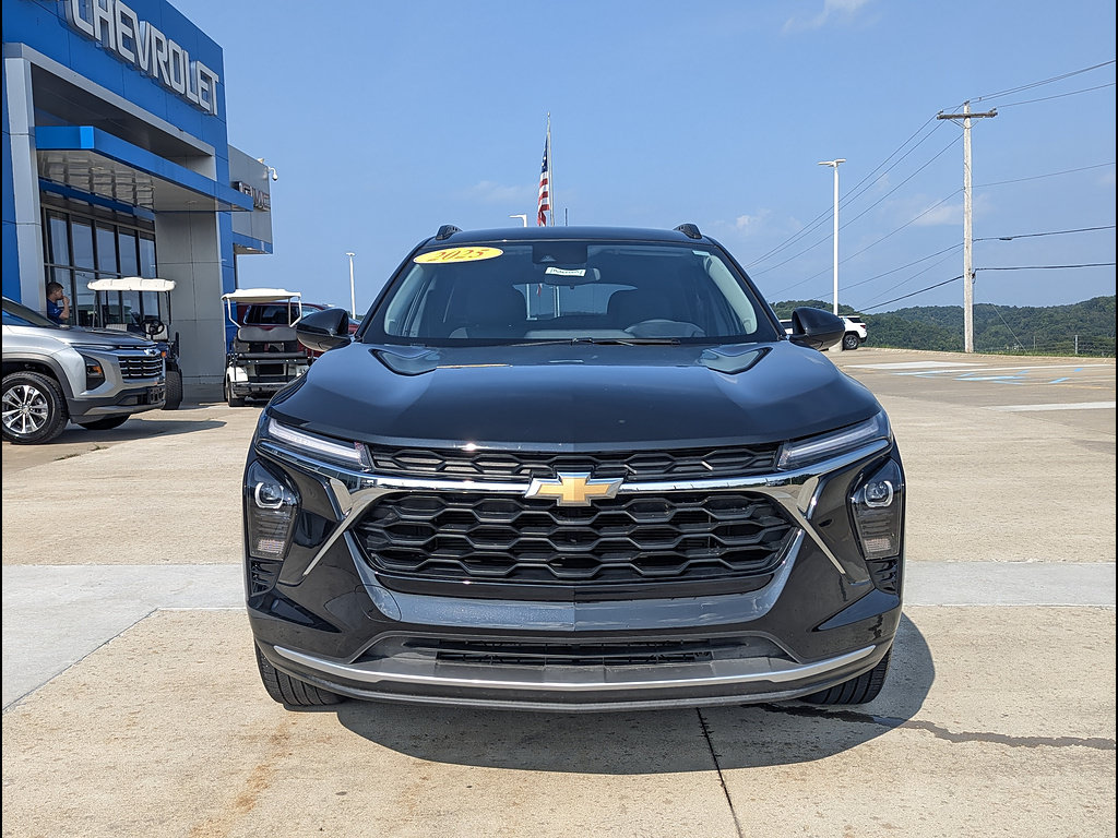 Used 2025 Chevrolet Trax LT FWD image 11