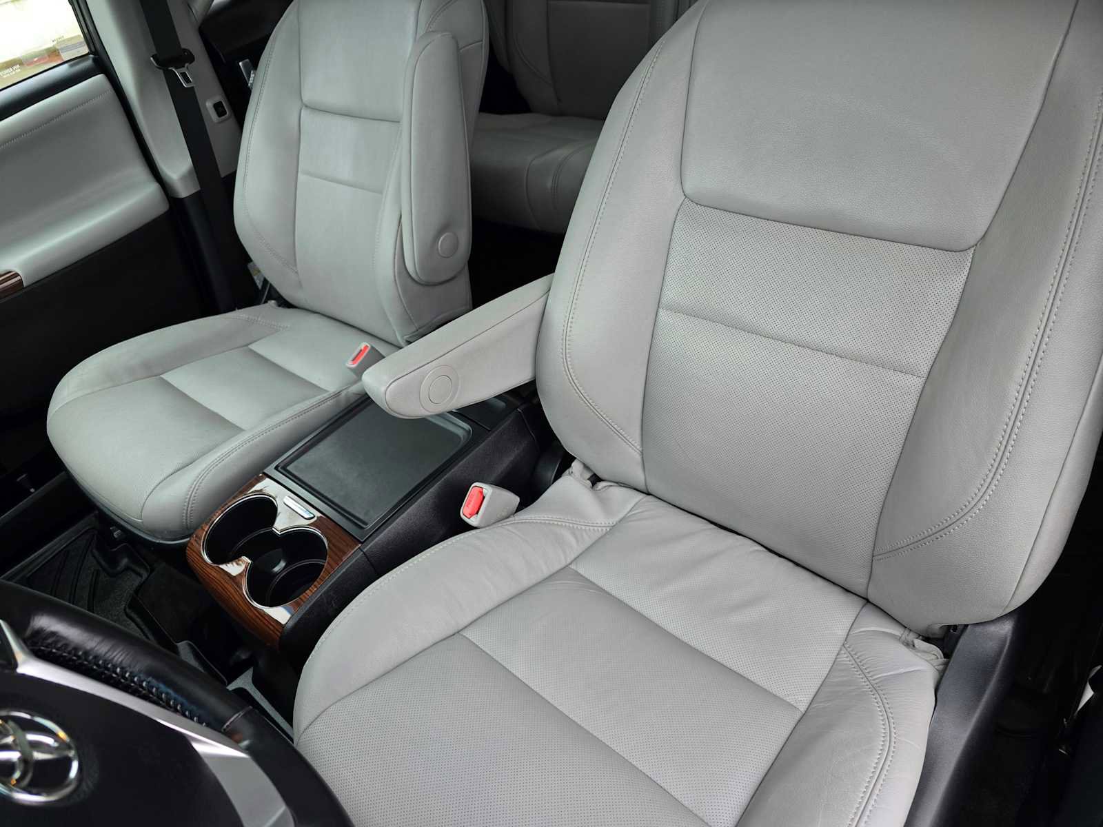 Used 2017 Toyota Sienna Limited Premium AWD/4WD image 23