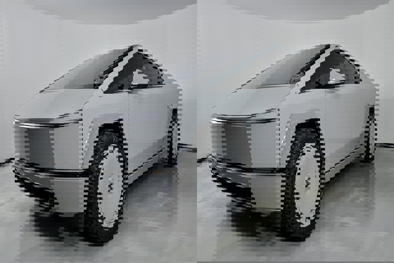 Used 2024 Tesla Cybertruck AWD Crew Cab image 5