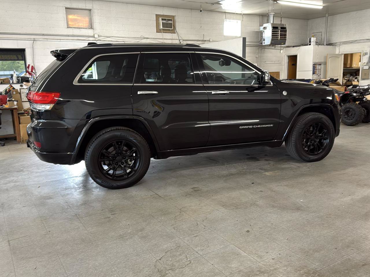 Used 2015 Jeep Grand Cherokee Overland AWD/4WD image 4