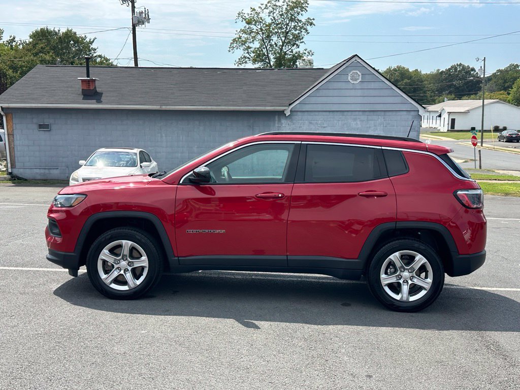 Used 2023 Jeep Compass Latitude w/ Convenience Group AWD/4WD image 3