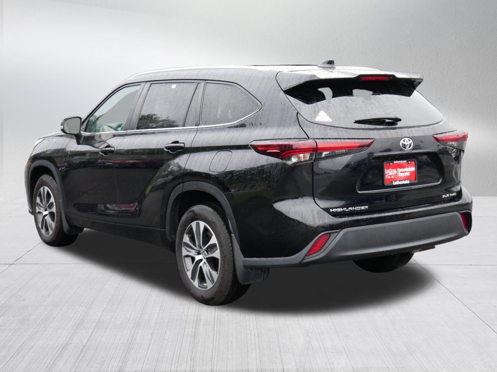 Used 2024 Toyota Highlander XLE AWD/4WD image 5