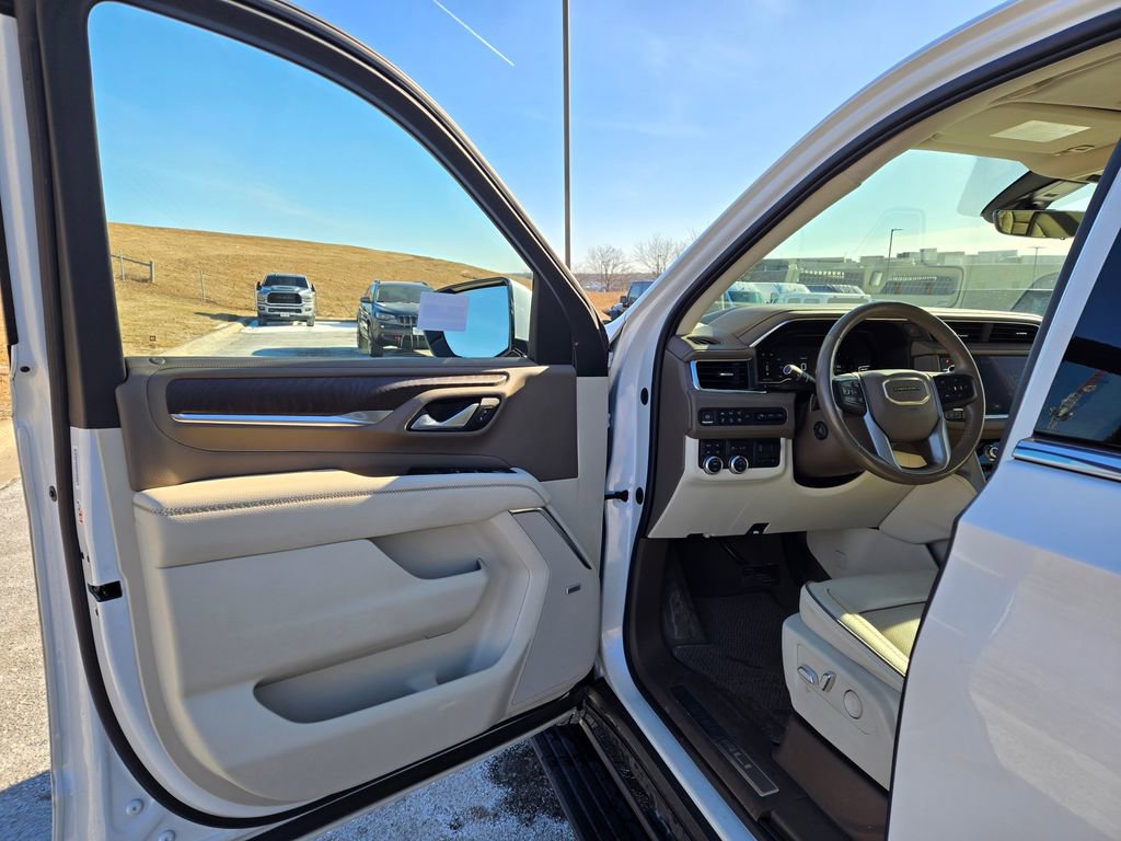 Used 2022 GMC Yukon XL Denali w/ Denali Premium Package image 11