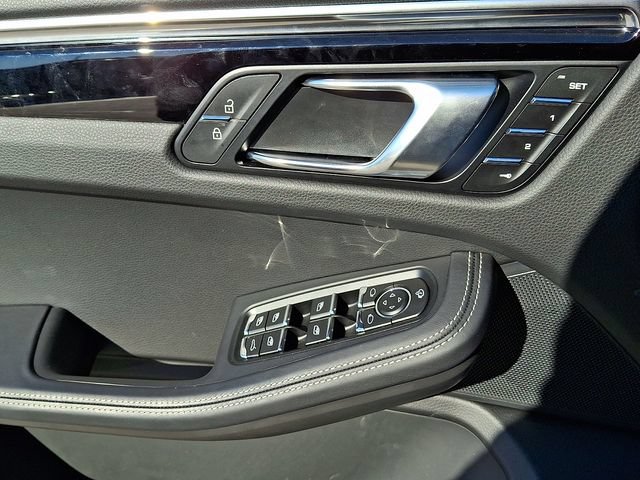Certified 2025 Porsche Macan AWD/4WD image 13