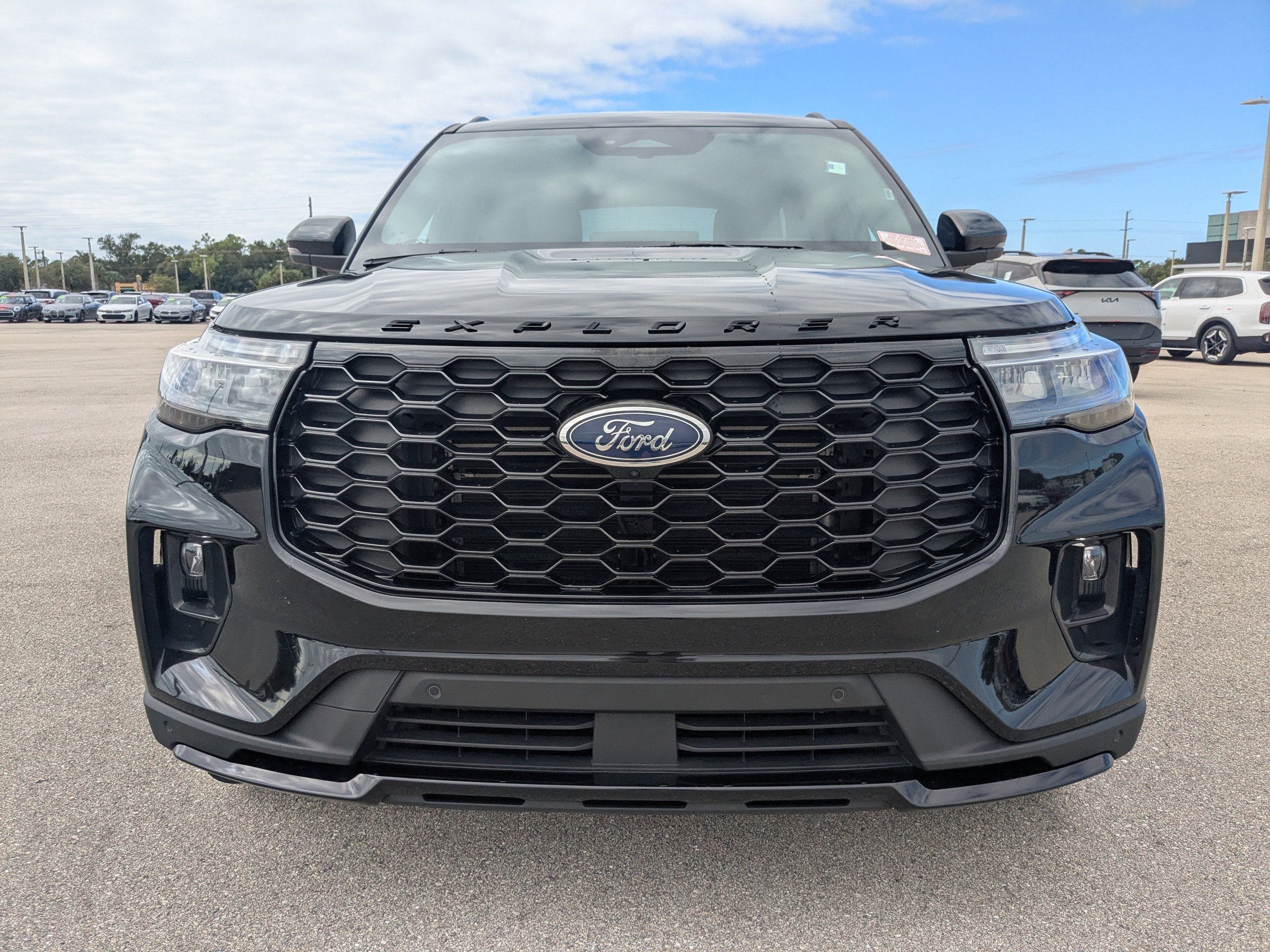 Used 2025 Ford Explorer ST-Line w/ ST-Line Street Pack image 3