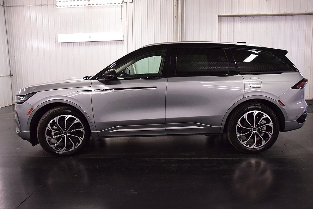 Used 2024 Lincoln Nautilus Reserve image 4