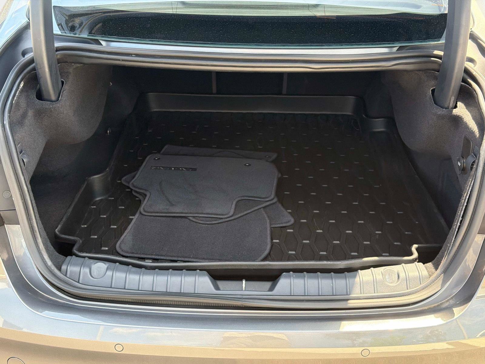 Used 2018 Jaguar XF Premium RWD image 12