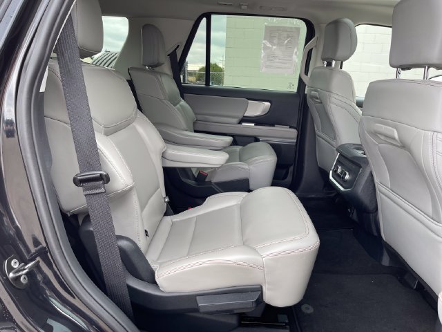 Used 2025 Ford Expedition Active AWD/4WD image 40