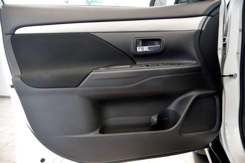 Used 2017 Mitsubishi Outlander SE AWD/4WD image 14