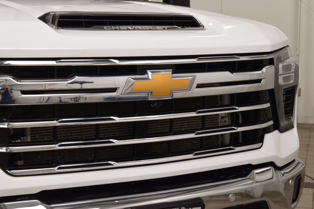 Used 2024 Chevrolet Silverado 3500 LTZ w/ LTZ Convenience Package AWD/4WD image 11