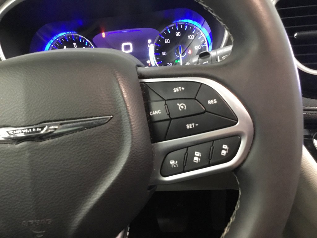 Used 2023 Chrysler Pacifica Touring-L AWD/4WD image 38