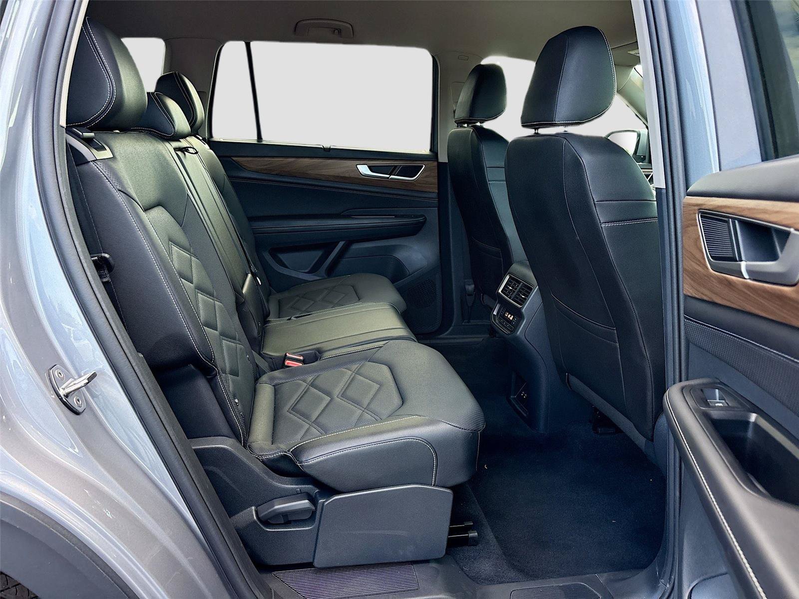 Used 2025 Volkswagen Atlas SE FWD image 30