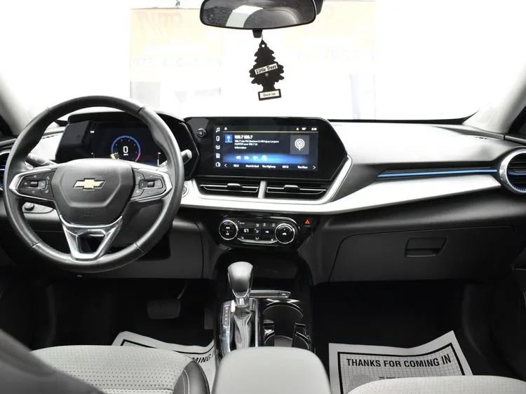 Used 2024 Chevrolet Trax LT w/ Sunroof Package image 19