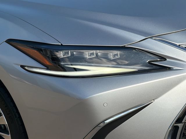 Used 2022 Lexus ES 300h Ultra Luxury w/ Accessory Package 2 FWD image 3