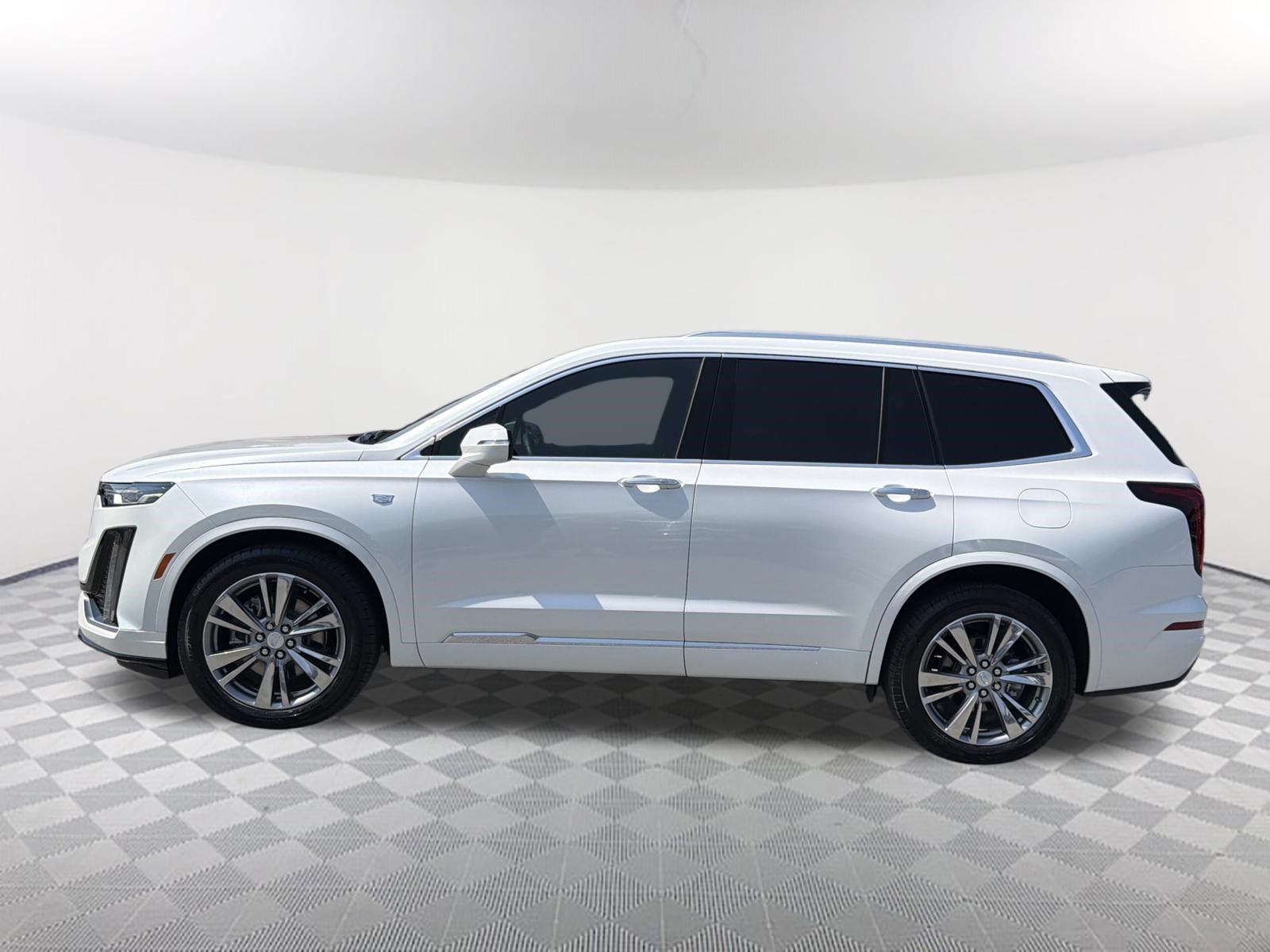 Certified 2025 Cadillac XT6 Premium Luxury FWD image 2
