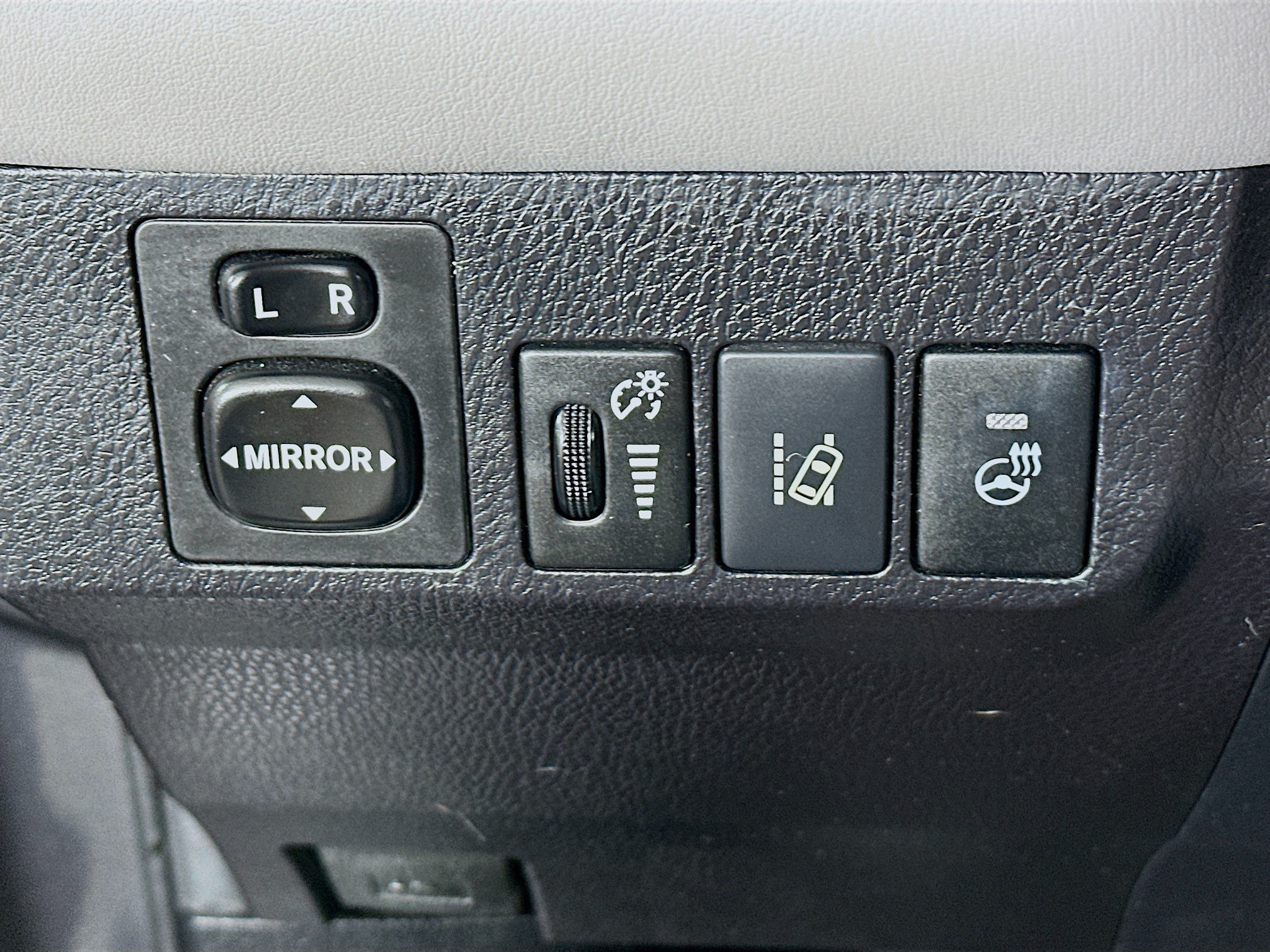 Used 2017 Toyota RAV4 Platinum w/ Cargo Management Package FWD image 16