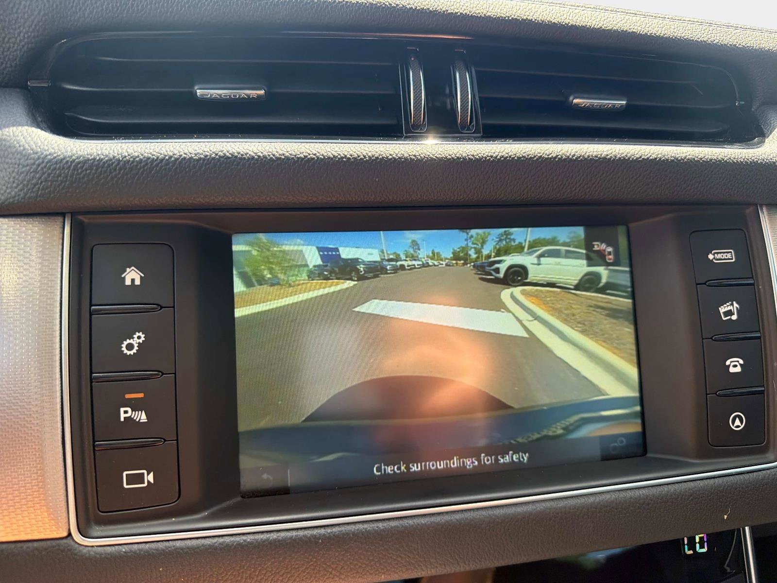 Used 2018 Jaguar XF Premium RWD image 25