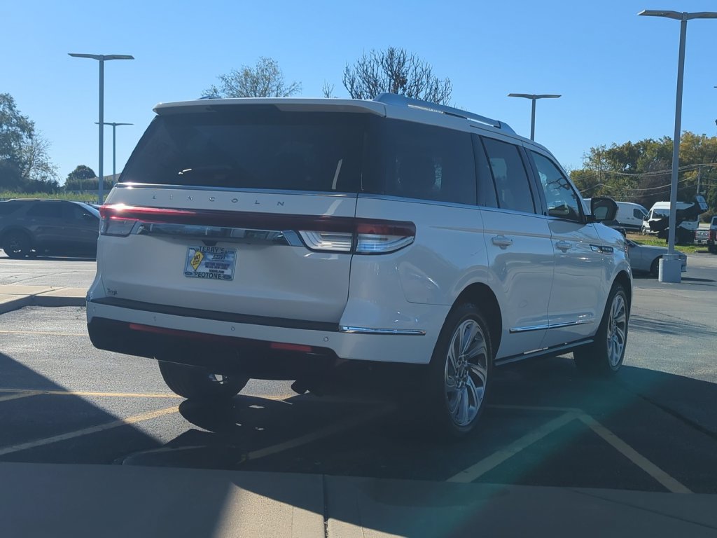 Used 2024 Lincoln Navigator Reserve AWD/4WD image 3