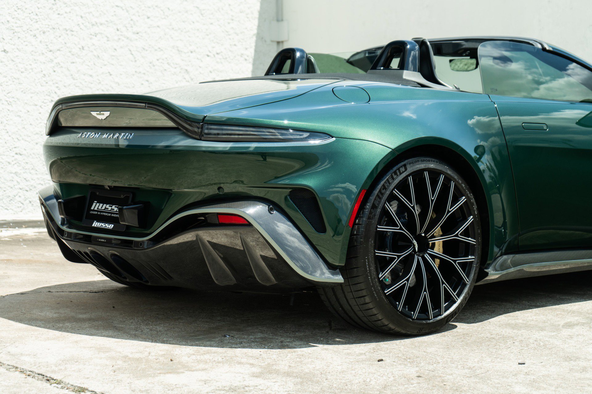 Used 2023 Aston Martin V12 Vantage Roadster RWD image 40