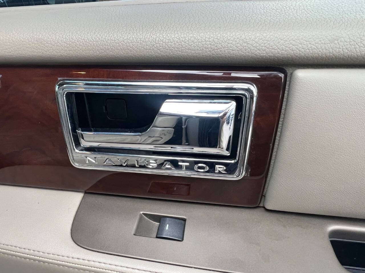 Used 2014 Lincoln Navigator L 4WD image 9