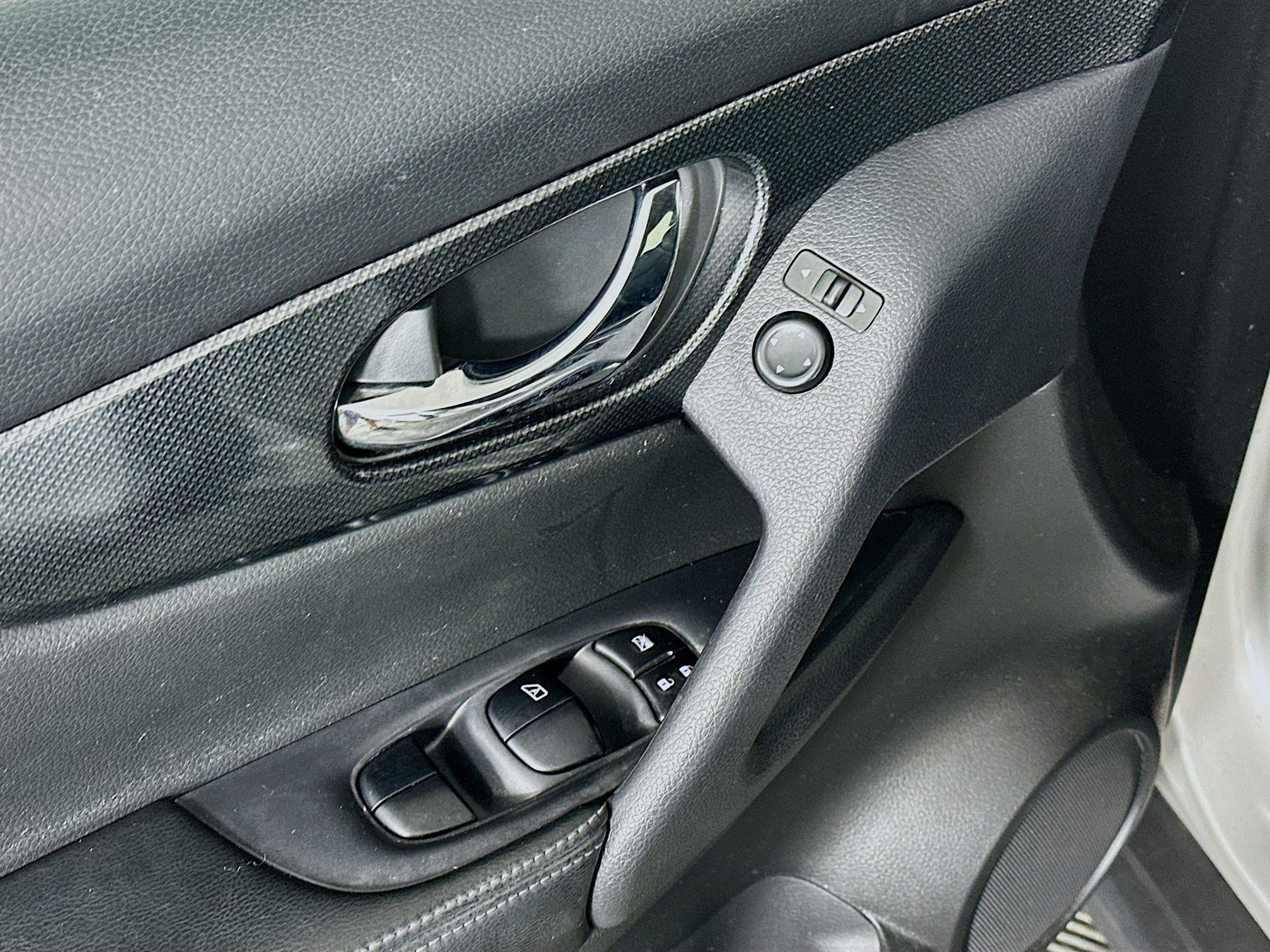 Used 2015 Nissan Rogue SL w/ SL Premium Package image 15