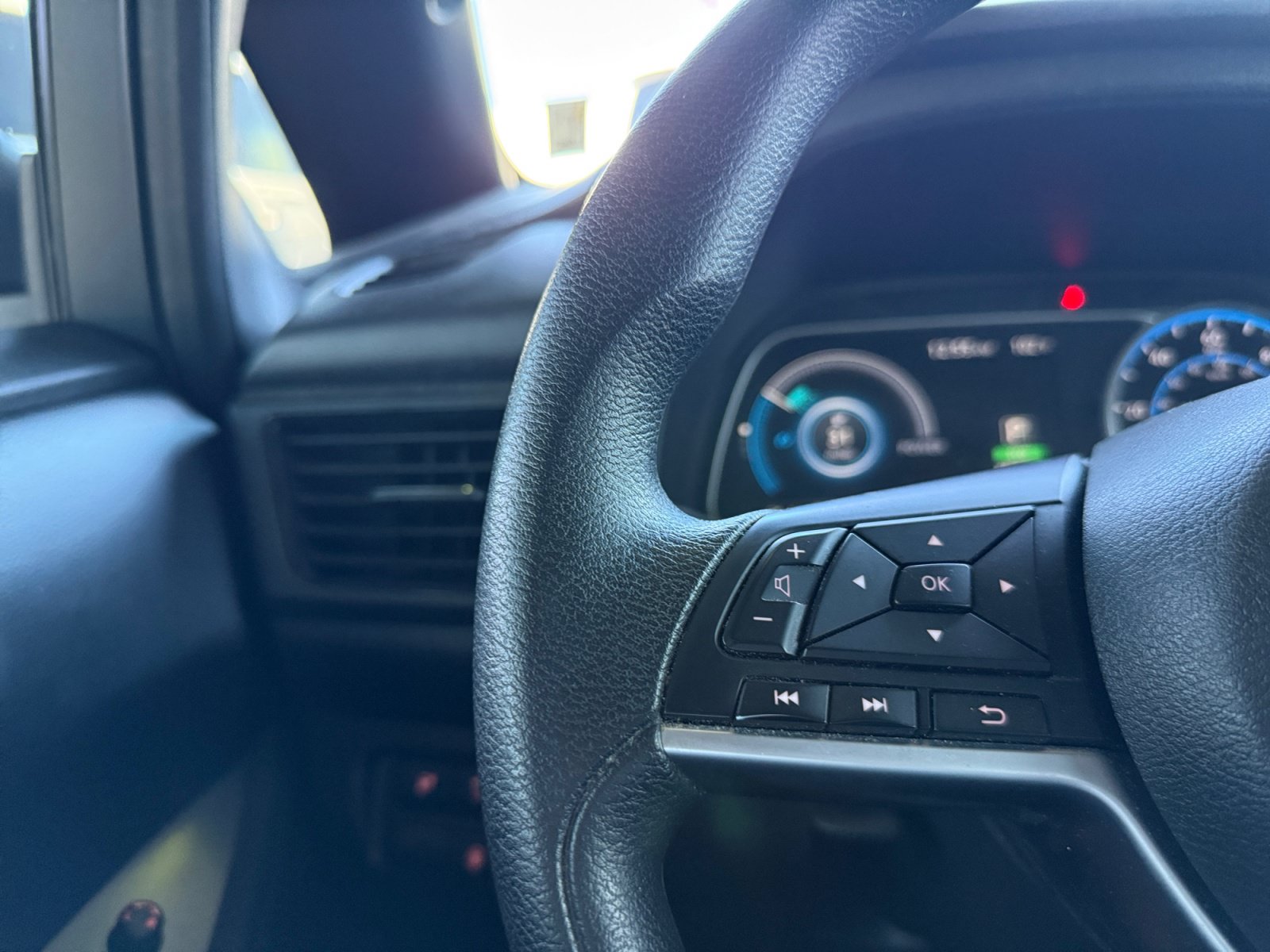 Used 2025 Nissan Leaf S FWD image 18