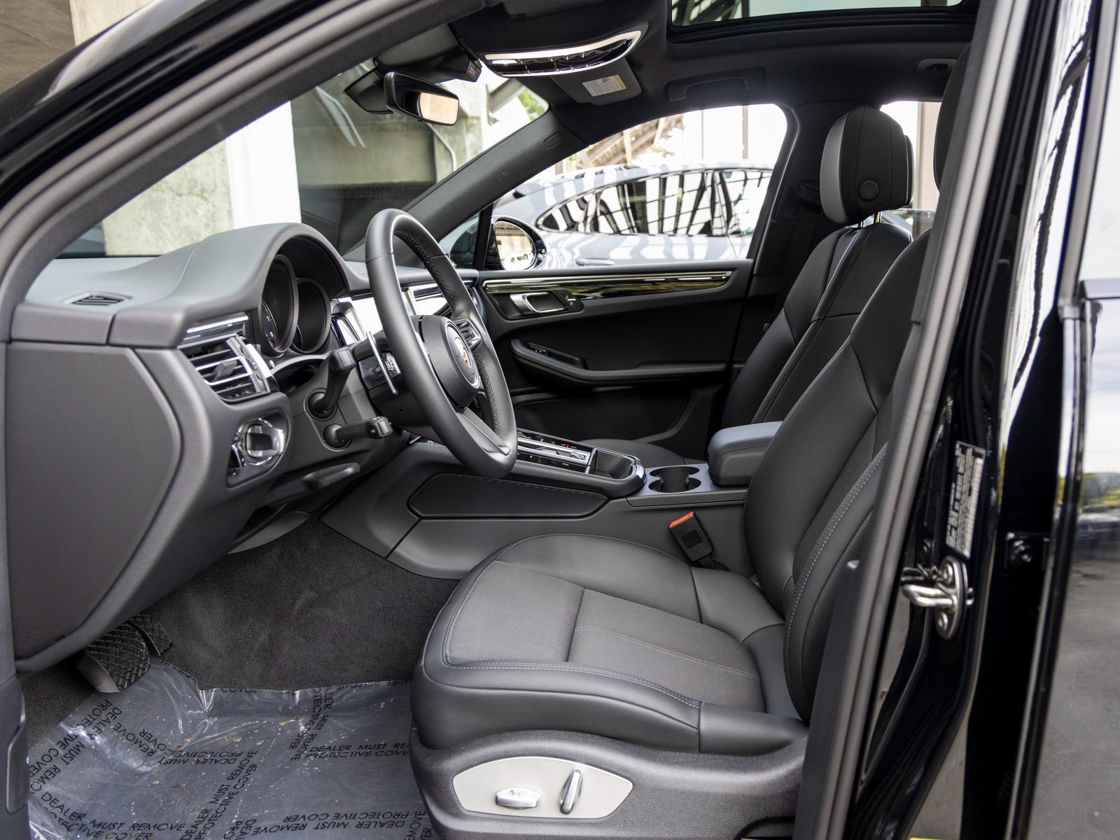 Certified 2025 Porsche Macan image 28