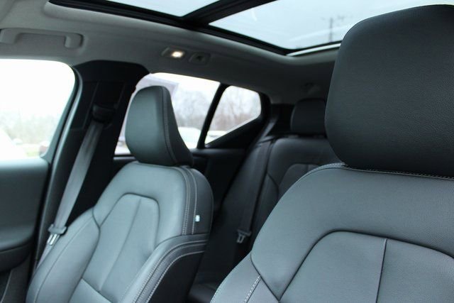 Used 2025 Volvo XC40 B5 Plus AWD/4WD image 15
