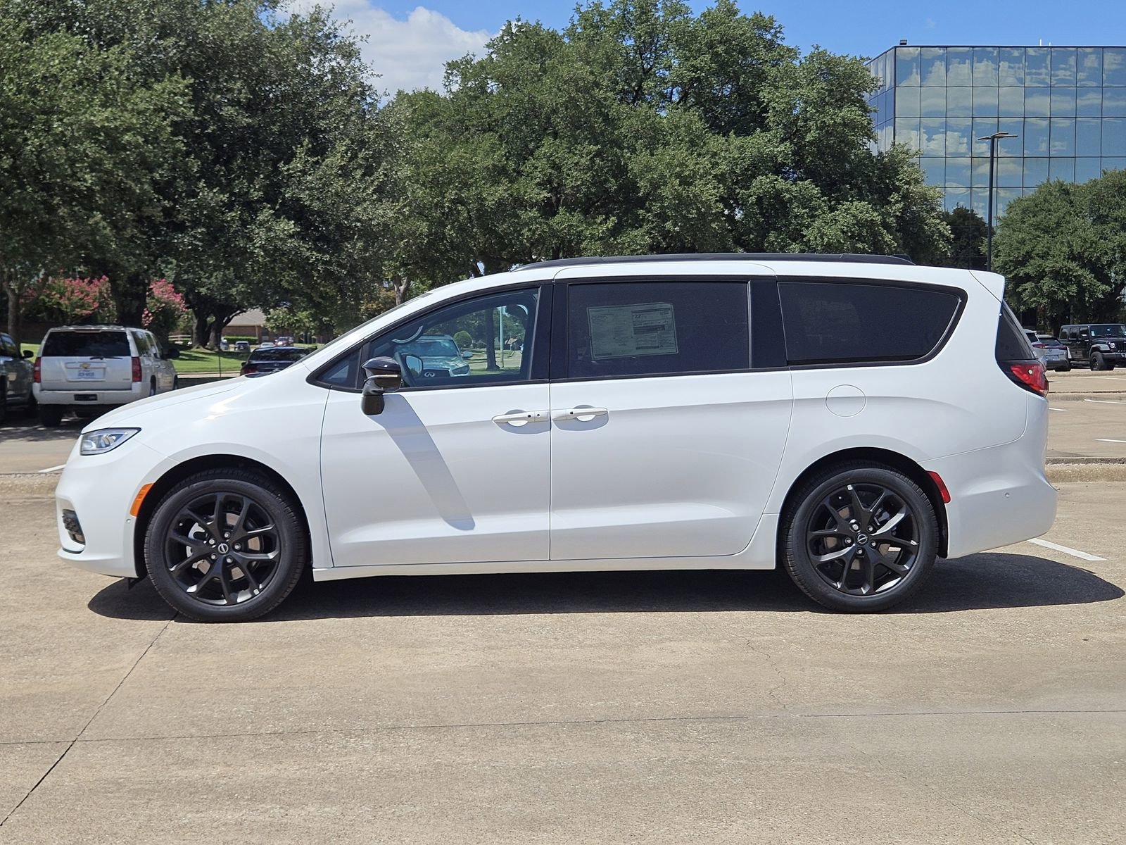 New 2025 Chrysler Pacifica Limited FWD image 3
