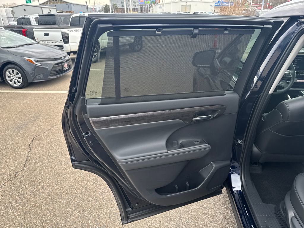 New 2026 Toyota Highlander Platinum image 16