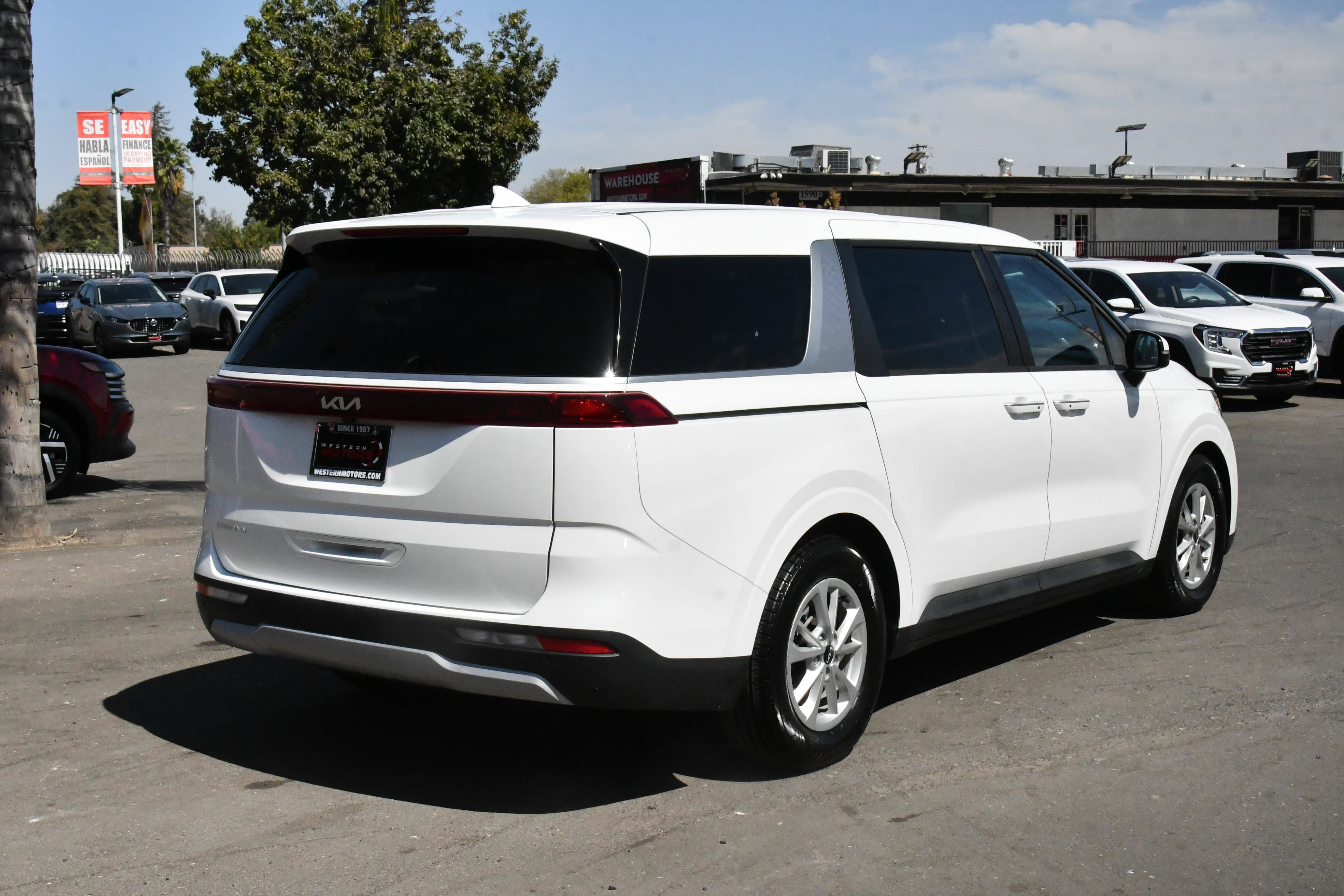 Used 2023 Kia Carnival LX FWD image 8