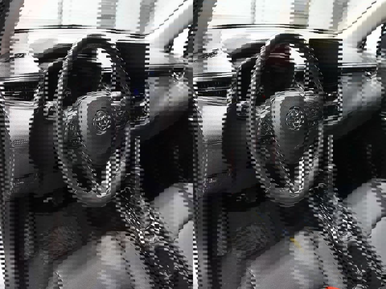 Used 2023 Toyota Corolla Cross XLE image 9